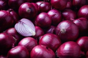 Ternyata Makan Bawang Merah Mentah Punya Banyak &hellip;