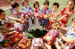 Indahnya Topi Bunga Karya Suku Uyghur