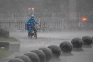 Hujan Badai Melanda 8 Provinsi di China
