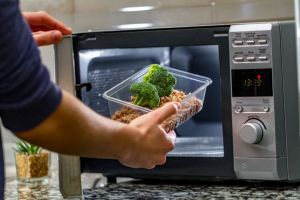 Riset, Panaskan Makanan dengan Microwave