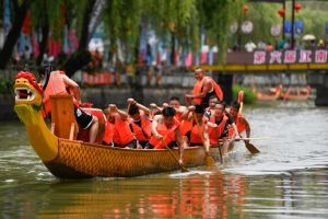 China Longgarkan Aturan Wisata di Festival Perahu &hellip;