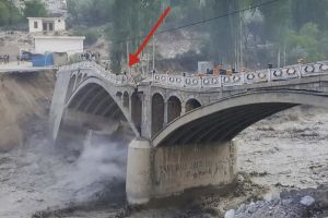 Jembatan China - Pakistan Tersapu Banjir