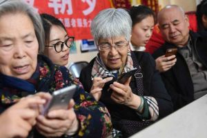 Orang Tua di China Gunakan Aplikasi Ramah Lansia