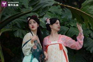 Wanita China Pamerkan Busana Hanfu di AS