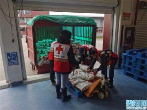 Palang Merah Guizhou Bagi Beras ke Masyarakat