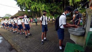 Ribuan Sekolah Jadi Klaster COVID-19, PTM &hellip;