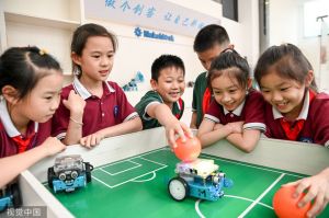 Potret: Pelajar SD di Nanchang Rakit Robot
