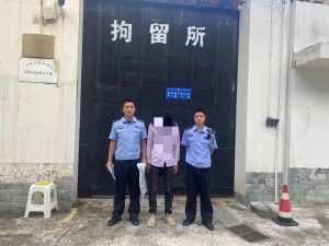 Pria Ini Ditahan Polisi China, Karena Rusuh di &hellip;