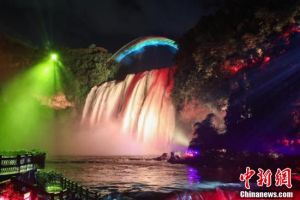 POTRET: Air Terjun Huangguoshu di Waktu Malam