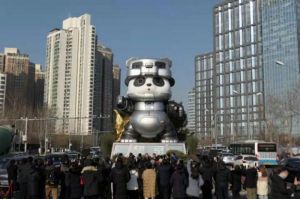 Patung Panda Raksasa di Wangjing Diganti yang &hellip;
