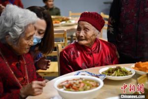 Suasana Makan Malam Lansia di Chengdu