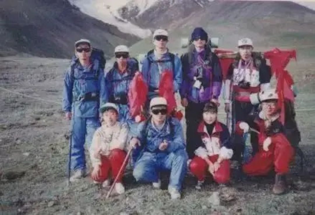 SEJARAH: 1998 Tim Pendaki Universitas Peking Daki Cho Oyu-Image-1