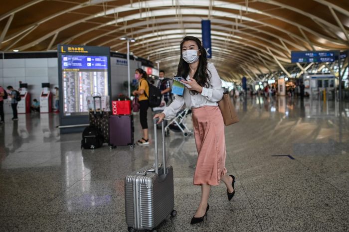 Tiongkok Tangguhkan Beberapa Penerbangan untuk Mengekang COVID-19 di Shanghai-Image-1