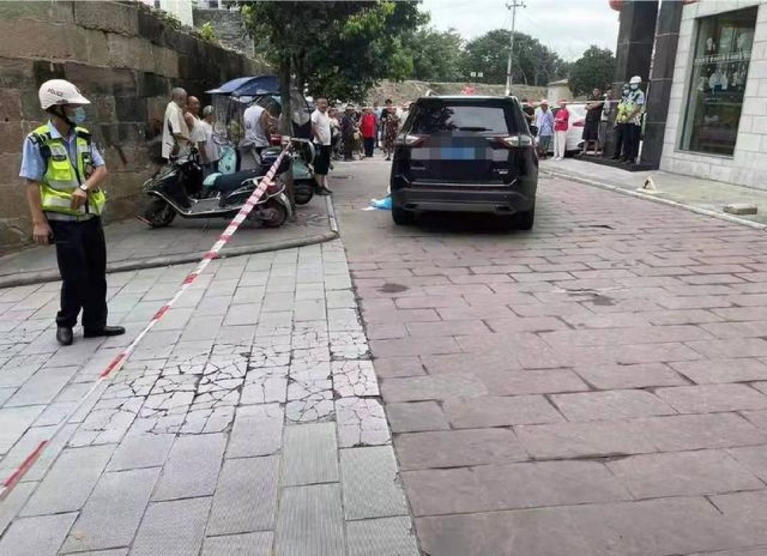 Mengendarai Mobil Pakai Heels, Wanita Asal China Ini Tabrak Mati Anak Laki-laki 3 Tahun-Image-1