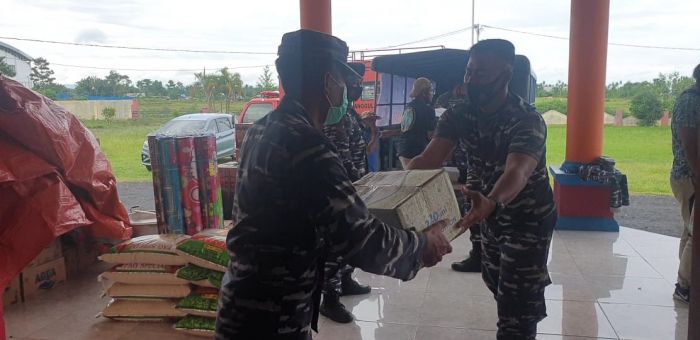 Koarmada III TNI AL Salurkan Bantuan Korban Banjir Halmahera Utara-Image-1