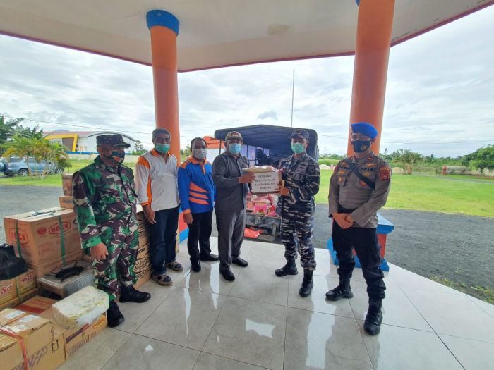 Koarmada III TNI AL Salurkan Bantuan Korban Banjir Halmahera Utara-Image-3