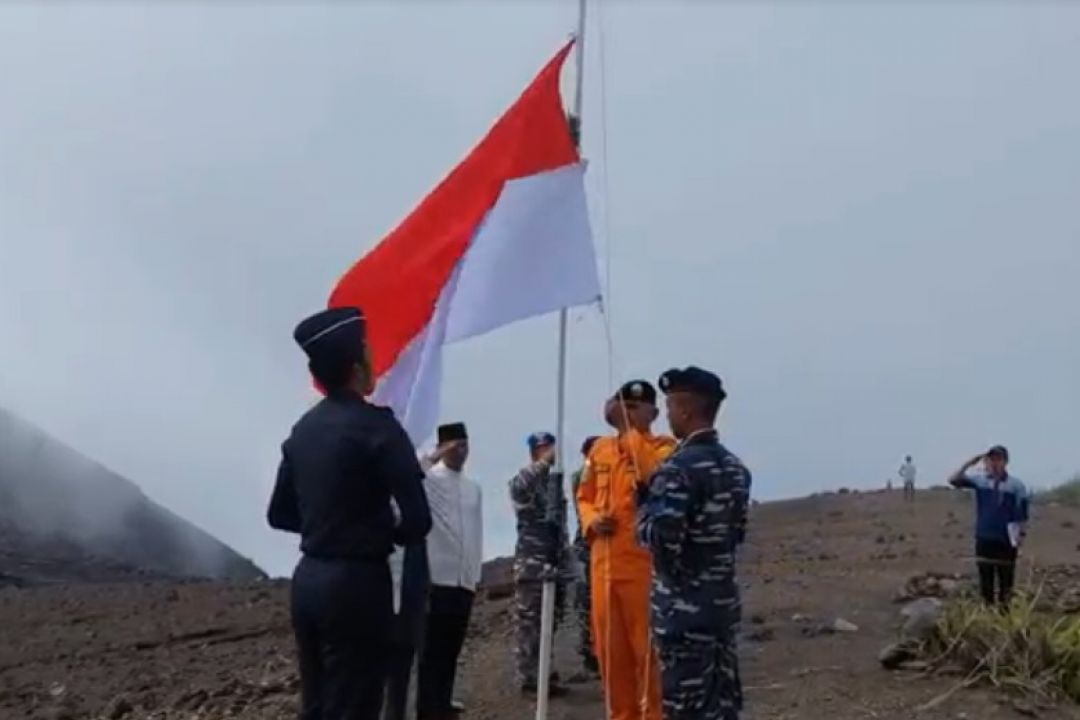 Pangkalan TNI AL Ternate dan Komunitas Maritim Gelar Upacara Bendera diketinggian 1.716 mdpl-Image-1