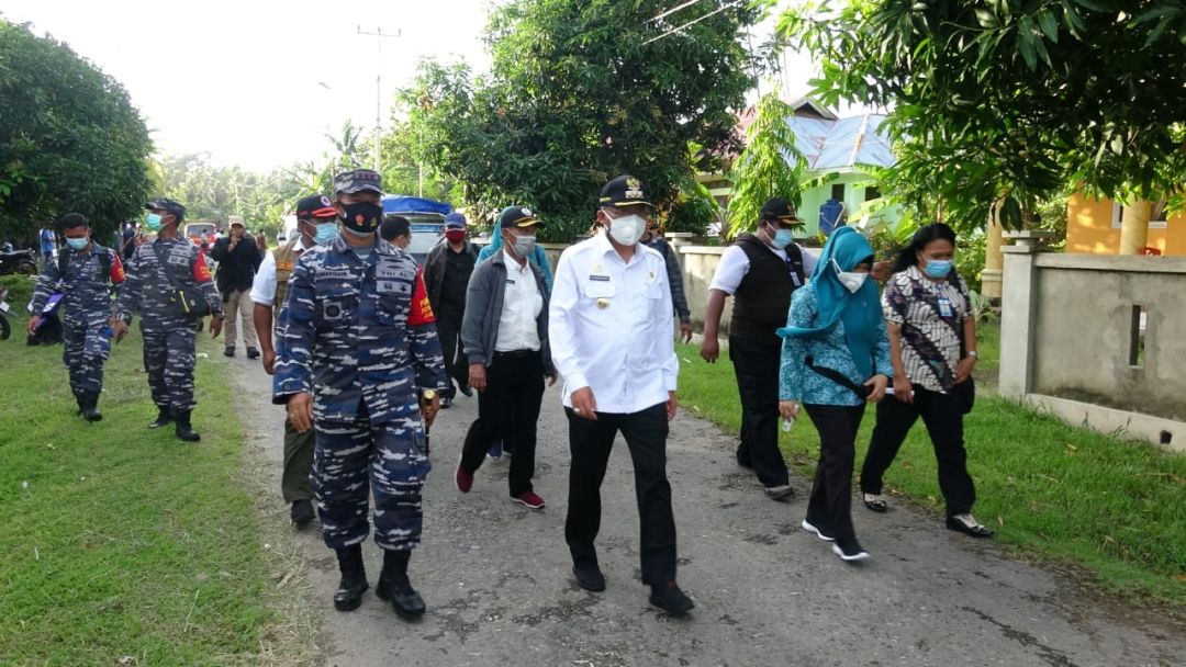 Menerjang Ombak Selama 5 Jam,TNI AL KRI KAKAP-811 Berhasil Membawa Tim Serbuan Vaksin Ke Pulau Batang Dua-Image-2