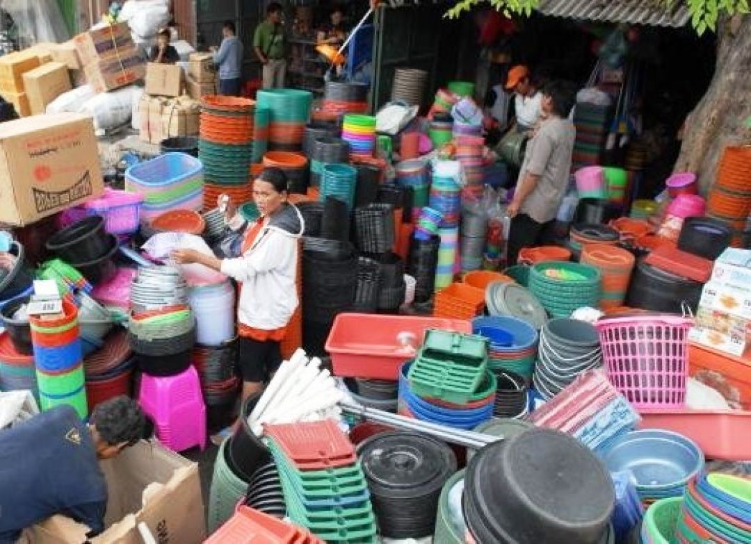 Barang Produk China Penuhi Pasar Indonesia-Image-1