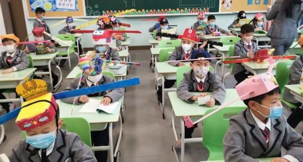 Bikin Senyum-senyum Sendiri, Ini Dia Topi Social Distancing Unik untuk Anak-anak di Hangzhou-Image-1