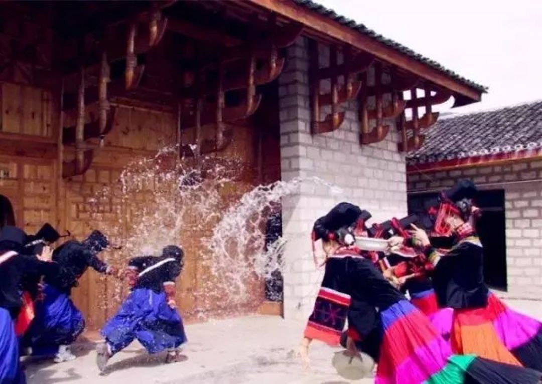 Tradisi Merampok Manten di Acara Pernikahan Ala Orang Yi China-Image-2