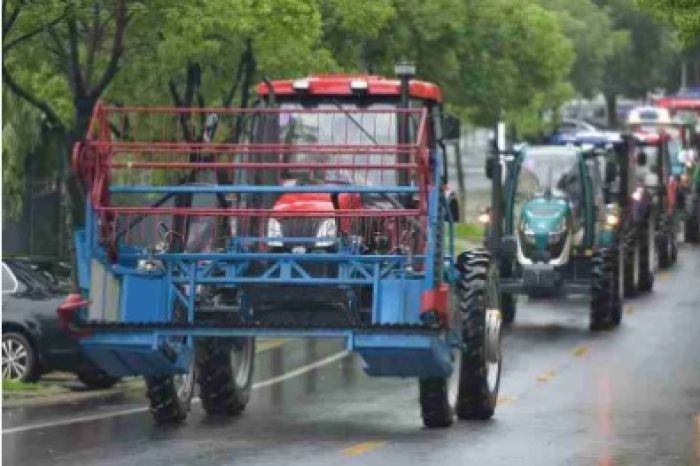 Mahasiswa Tiongkok Rayakan Kelulusan dengan Parade Traktor-Image-2