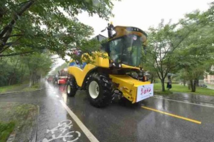 Mahasiswa Tiongkok Rayakan Kelulusan dengan Parade Traktor-Image-3