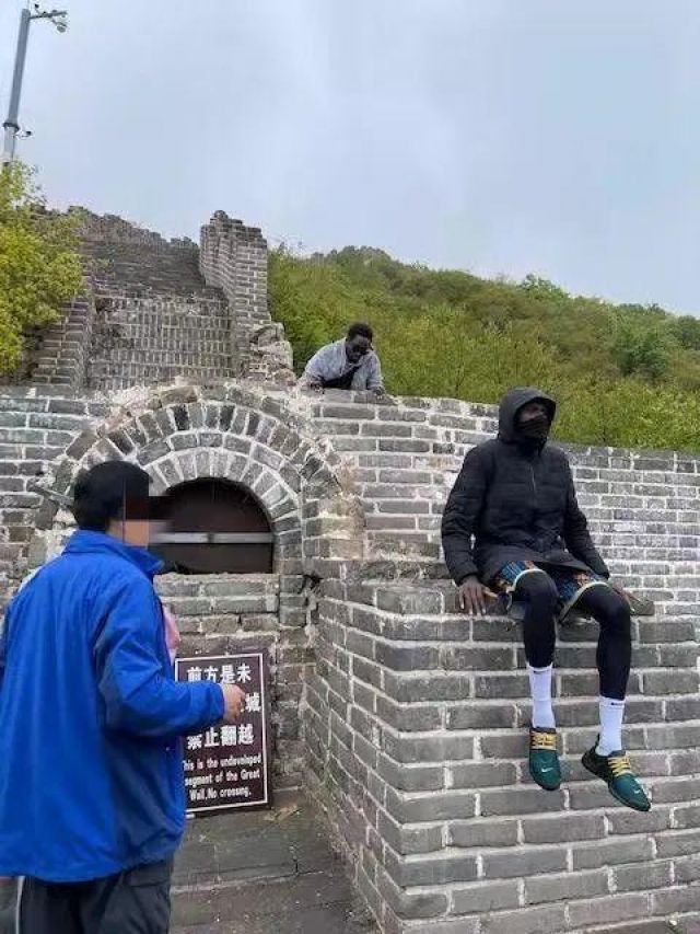 Dua Turis Asal Senegal Masuk Tembok Besar China Secara Ilegal-Image-2