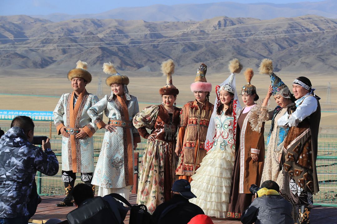 Seniman Etnis Minoritas Bantah Tuduhan 'Kepunahan Budaya' di Xinjiang-Image-1