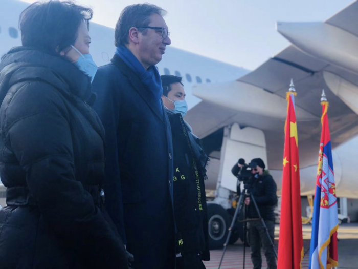 Vaksin China Sudah Datang, Presiden Serbia Sambut Langsung ke Bandara-Image-1