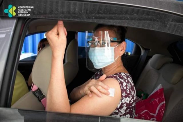 Intip Proses Vaksinasi Drive Thru Bagi Lansia-Image-8