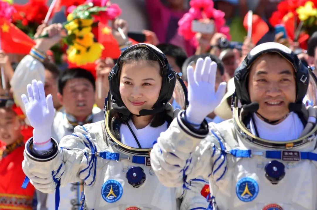 Meluncur ke Luar Angkasa, Astronot Wanita Ini Bawa Kosmetik dan Skin Care-Image-1