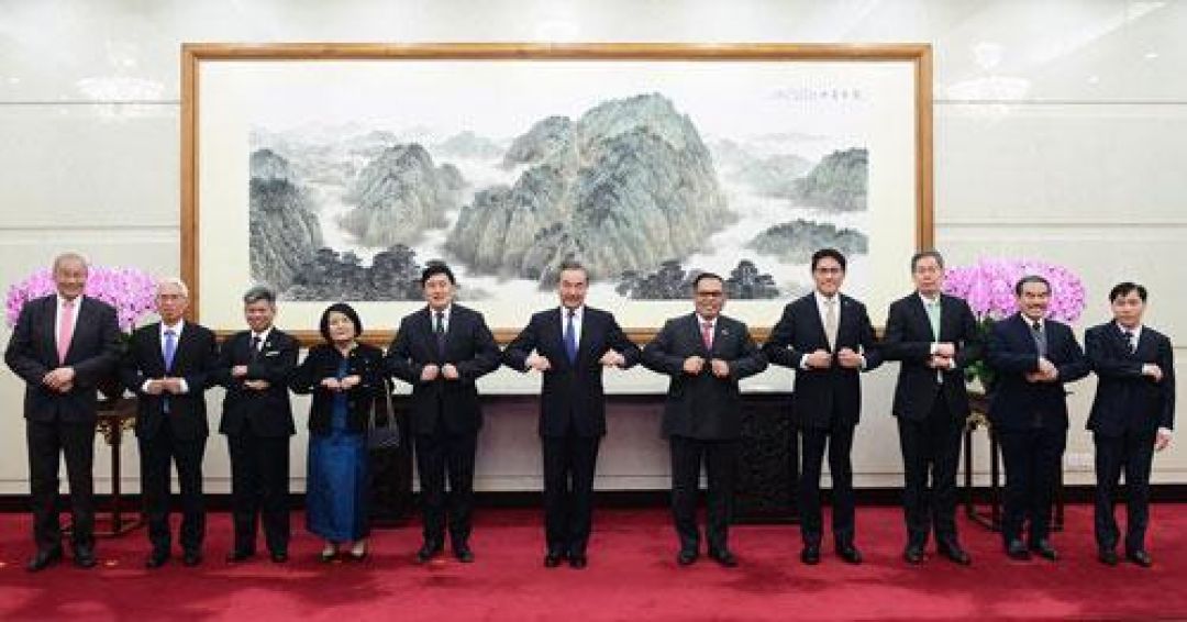 Menteri Luar Negeri Tiongkok, Wang Yi, Bertemu dengan Utusan Negara-negara ASEAN di China-Image-1