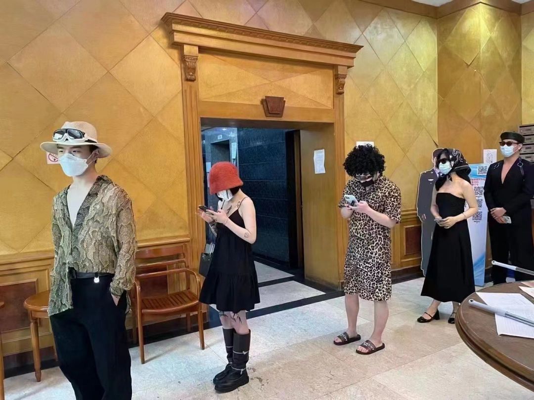 Warga Shanghai Pergi Tes PCR Gunakan Gaun Pernikahan Hingga Kostum Sinterklas-Image-2