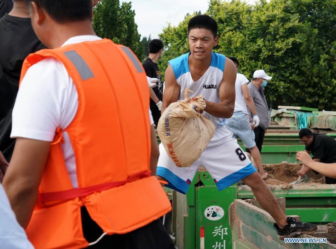 POTRET : Tim Penyelamat Bersama Warga Membangun Tanggul di Xunxian-Image-4