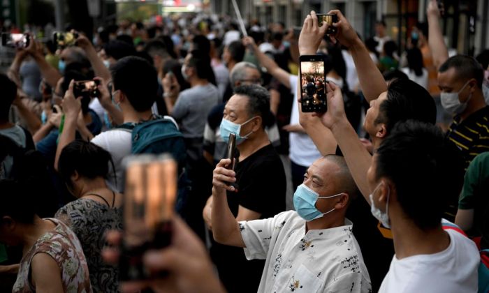 Warga Tiongkok Rayakan Penutupan Konsulat AS di Chengdu-Image-2