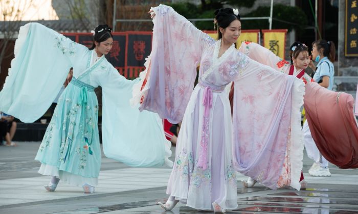 Drama Tiongkok Selamatkan Penjual Pakaian Tradisional dari Kebangkrutan-Image-1