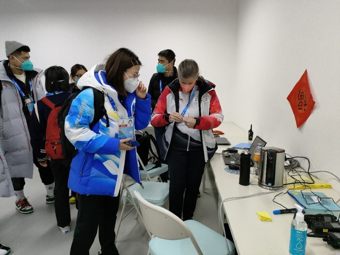 Relawan Olimpiade Beijing 2022 Membuat Kerajinan Tangan Tradisional untuk Menambah Aura Tahun Baru Imlek-Image-2