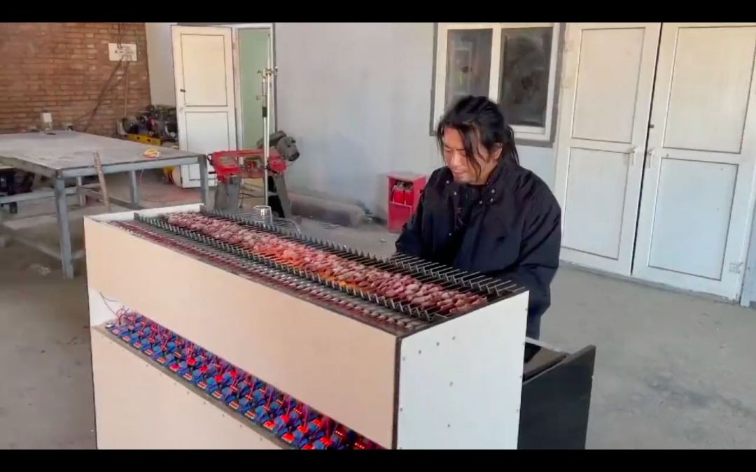 Unik! Seleb Tiktok Asal China Berhasil Membuat Piano Sekaligus Panggangan Sate-Image-1