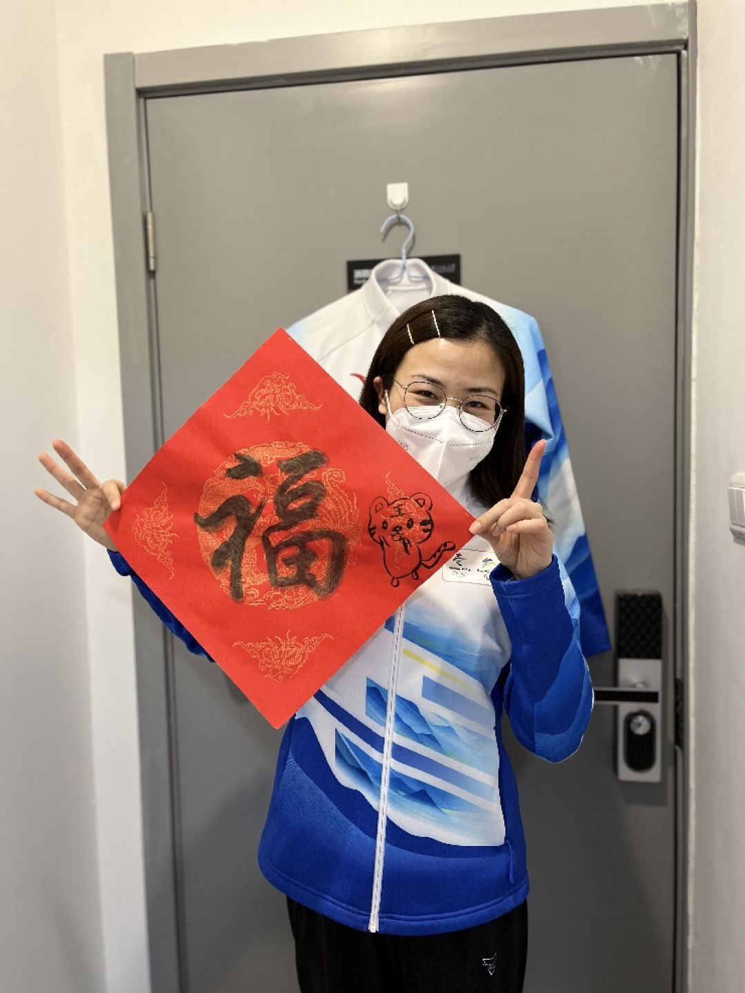 Relawan Olimpiade Beijing 2022 Membuat Kerajinan Tangan Tradisional untuk Menambah Aura Tahun Baru Imlek-Image-3