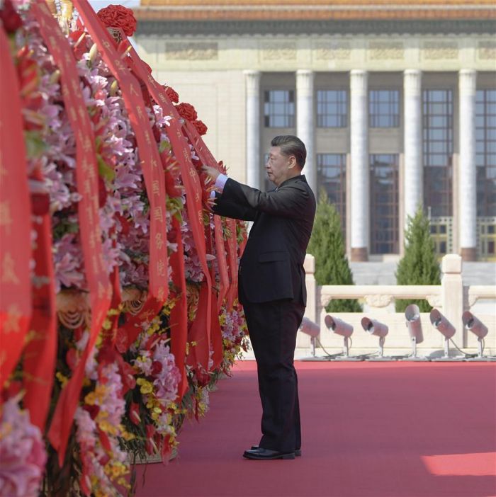 Xi Jinping Beri Hormat pada Para Pahlawan Nasional di Lapangan Tiananmen-Image-1