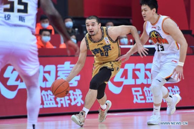 Basket China: Xirelijiang Cetak 10 Lemparan 3 Angka Untuk Inspirasi Kemenangan Nanjing-Image-1