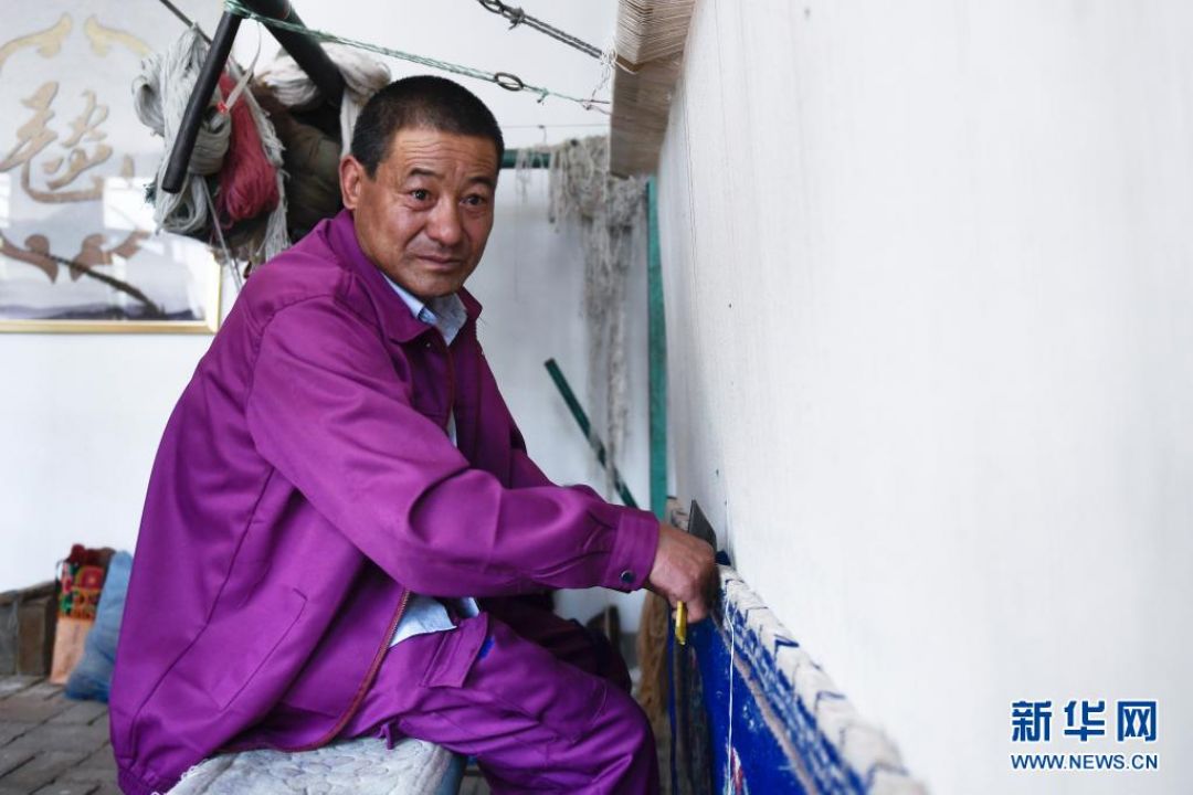 Pria Asal China Ini Melestarikan Pembuatan Karpet Jiaya Khas Tibet-Image-1