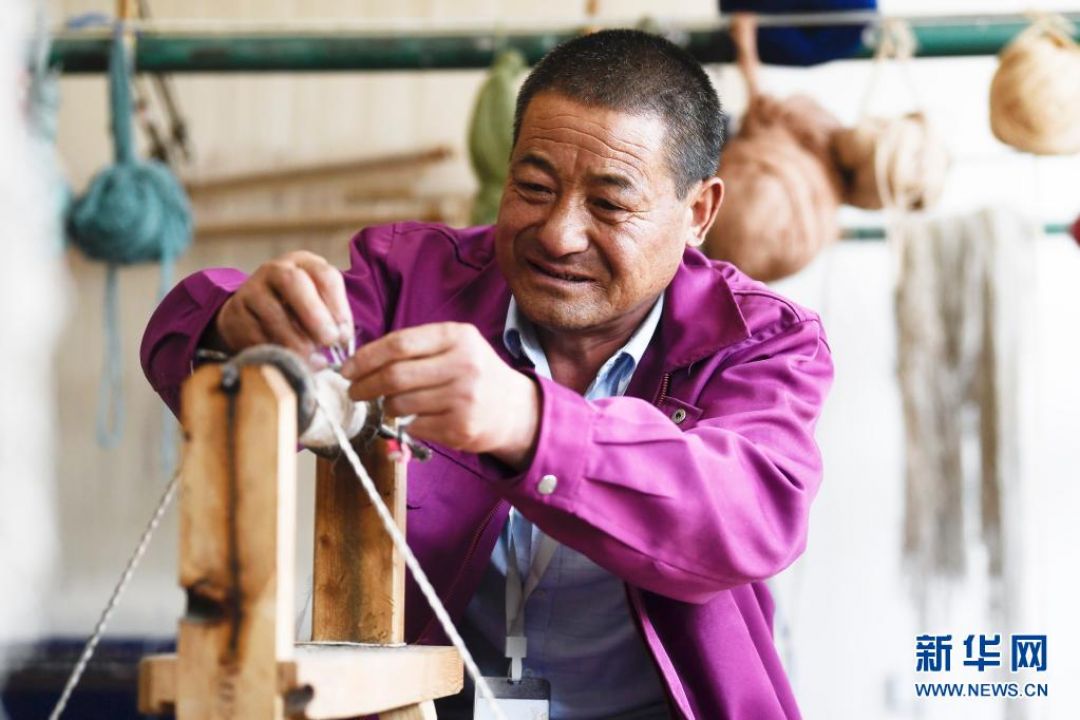 Pria Asal China Ini Melestarikan Pembuatan Karpet Jiaya Khas Tibet-Image-2