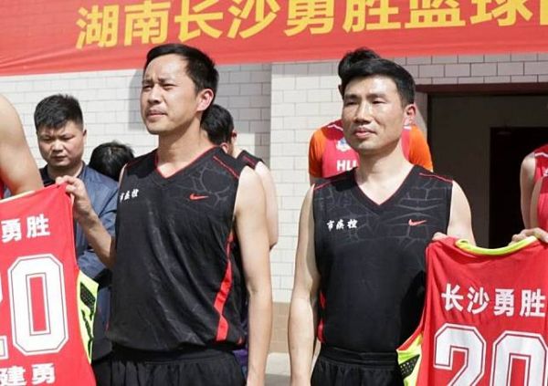 Klub Bola Basket Tiongkok Beri Gelar Kehormatan Kepada Dokter Garda Terdepan Melawan COVID-19-Image-1